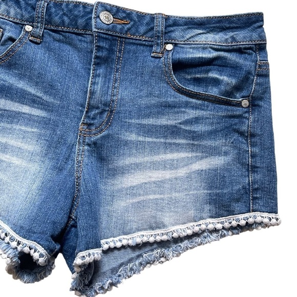 Altar’d State Women’s Blue Denim Shorts Size 27 Raw Hem Crochet Detail Stretchy - Picture 3 of 8